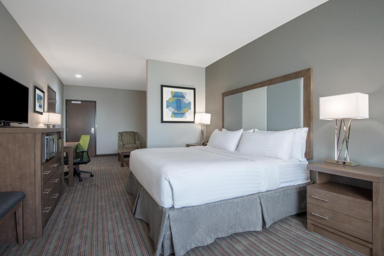 King Room - Disability Access/Roll in Shower at Holiday Inn Express & Suites Stillwater - University Area by IHG