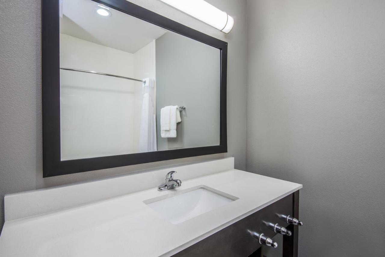 Twin Room - Disability Access with Bath Tub at Holiday Inn Express & Suites Stillwater - University Area by IHG