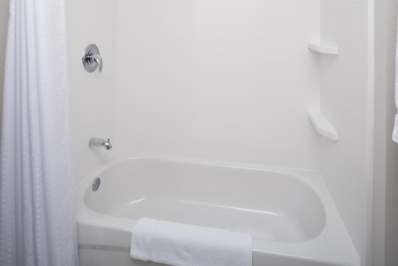 Twin Room - Hearing Accessible/Non-Smoking at Holiday Inn Express & Suites Kingdom City by IHG