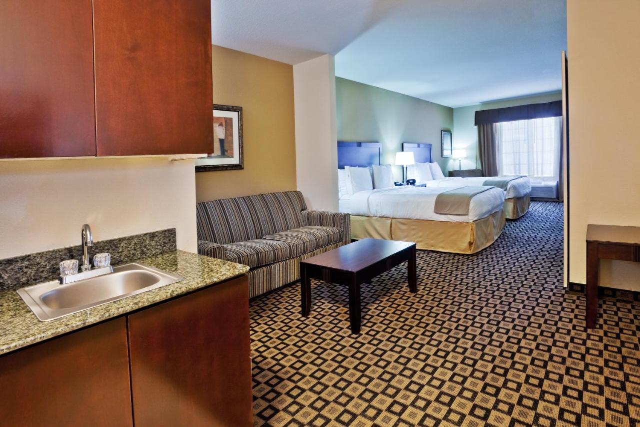 Queen Suite with Two Queen Beds at Holiday Inn Express Hotel & Suites Clovis by IHG