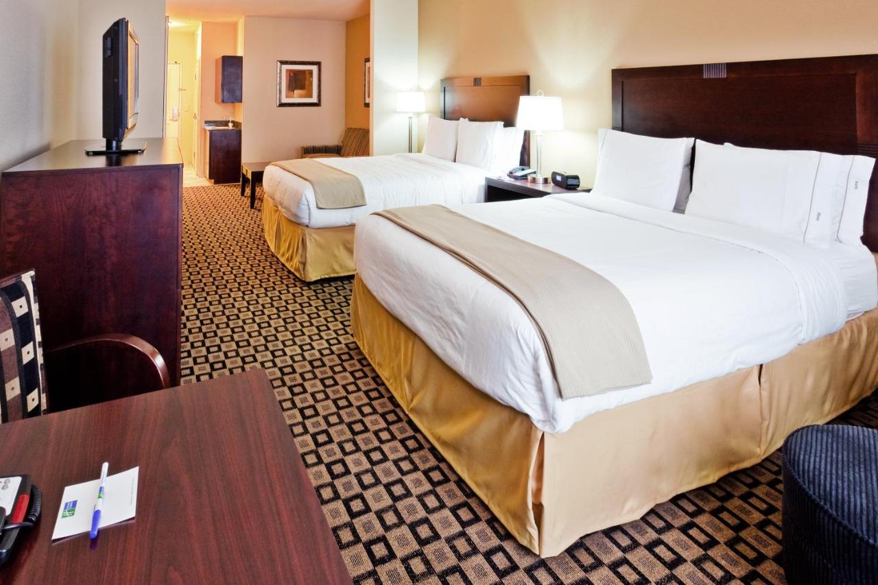 Queen Suite with Two Queen Beds at Holiday Inn Express Hotel & Suites Clovis by IHG
