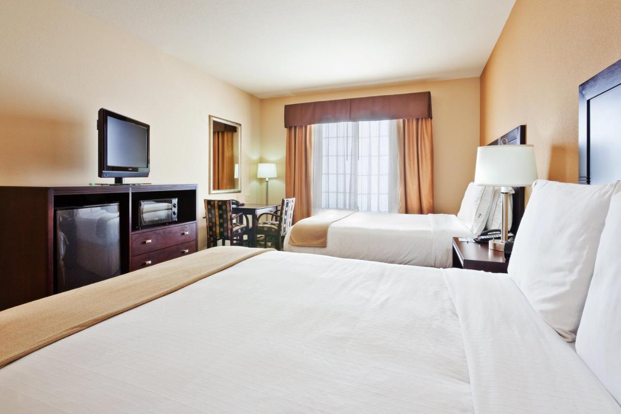 Queen Room with Two Queen Beds at Holiday Inn Express Hotel & Suites Clovis by IHG