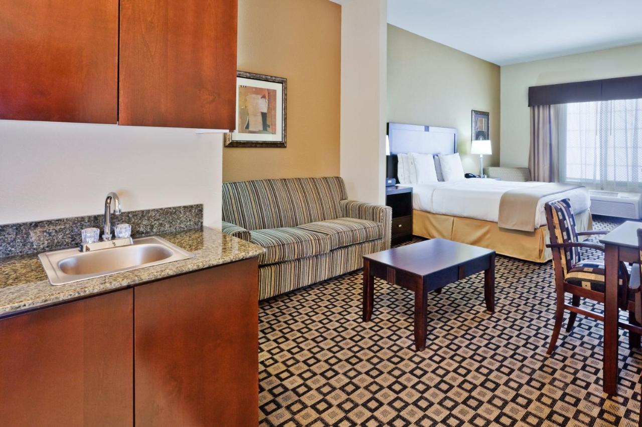 King Suite at Holiday Inn Express Hotel & Suites Clovis by IHG