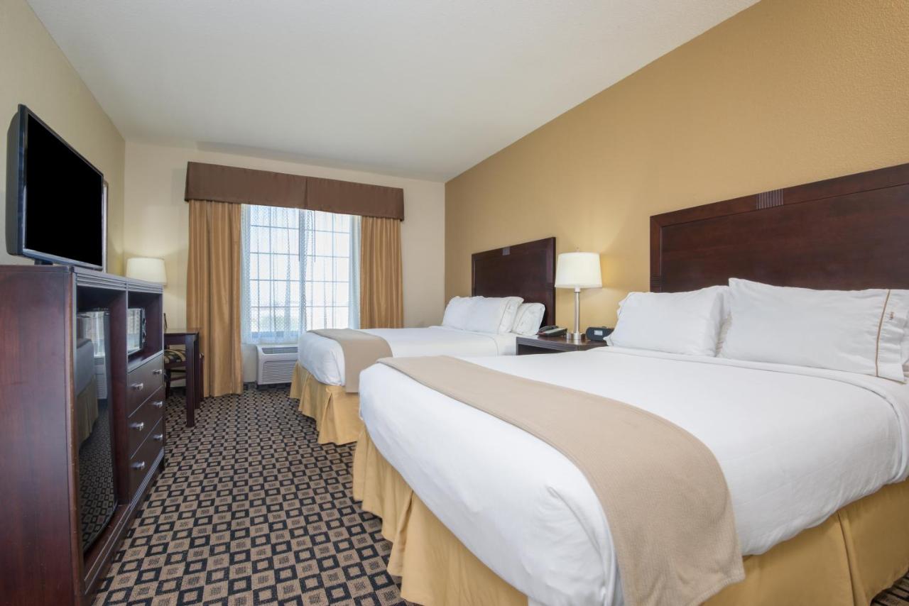 Queen Room with Two Queen Beds at Holiday Inn Express Hotel & Suites Clovis by IHG