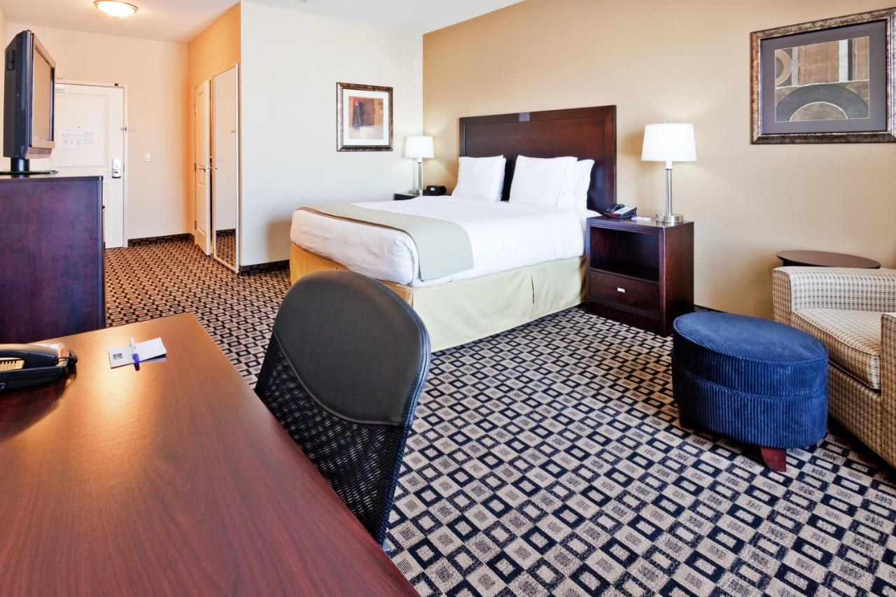 Queen Room with Two Queen Beds at Holiday Inn Express Hotel & Suites Clovis by IHG