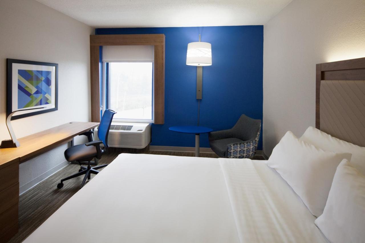 Executive King Suite at Holiday Inn Express & Suites Nashville - Brentwood I-65 by IHG