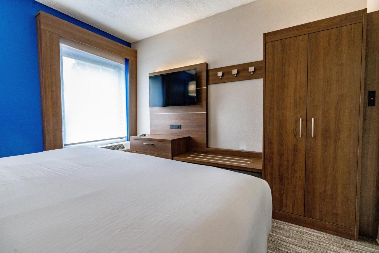 Executive King Suite at Holiday Inn Express & Suites Nashville - Brentwood I-65 by IHG