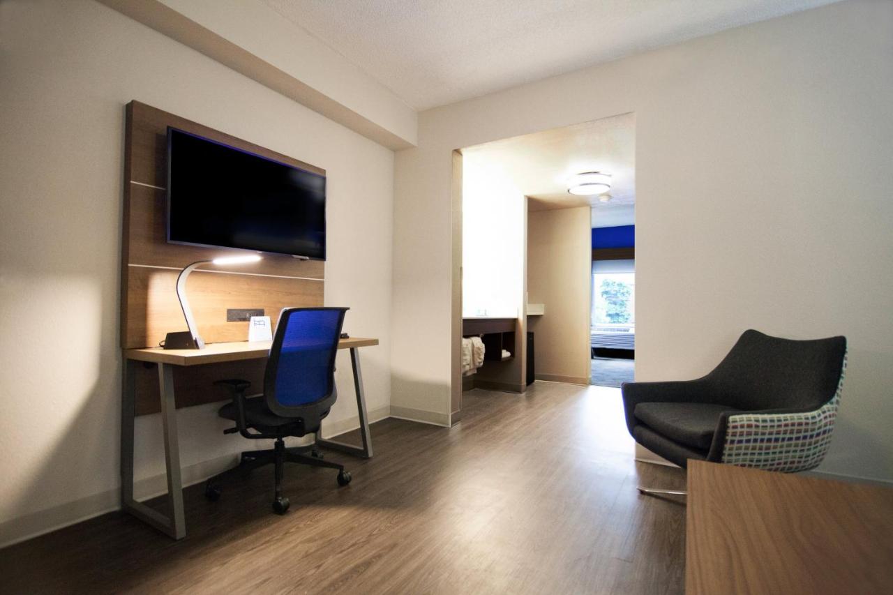 Executive King Suite at Holiday Inn Express & Suites Nashville - Brentwood I-65 by IHG