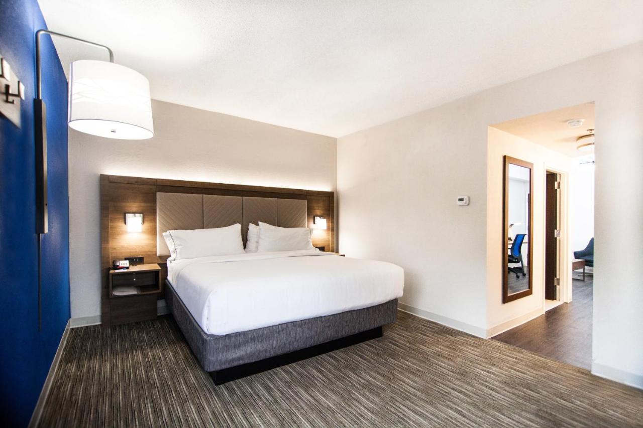 Executive King Suite at Holiday Inn Express & Suites Nashville - Brentwood I-65 by IHG