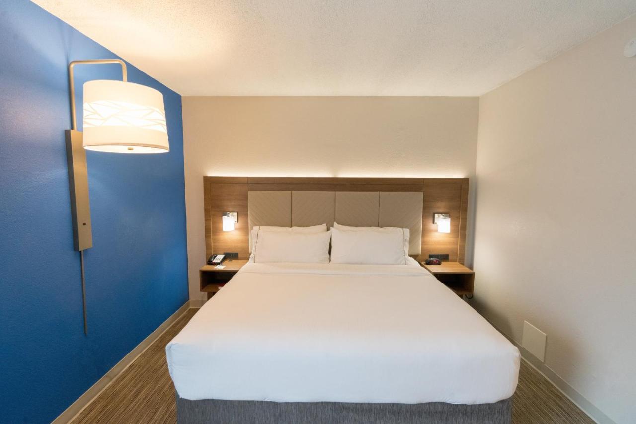 King Suite at Holiday Inn Express & Suites Nashville - Brentwood I-65 by IHG