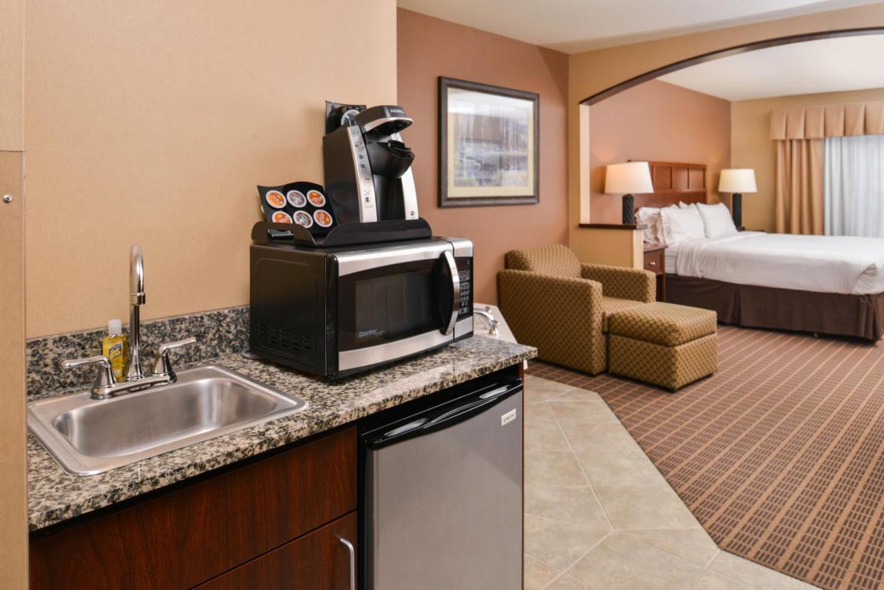 King Suite with Spa Bath at The Evergreen Hotel