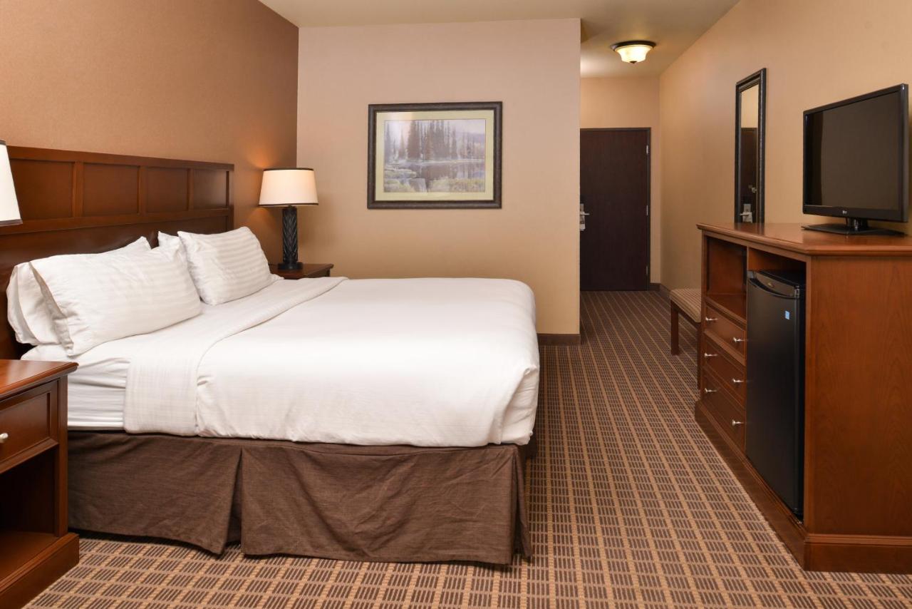 King Room at The Evergreen Hotel