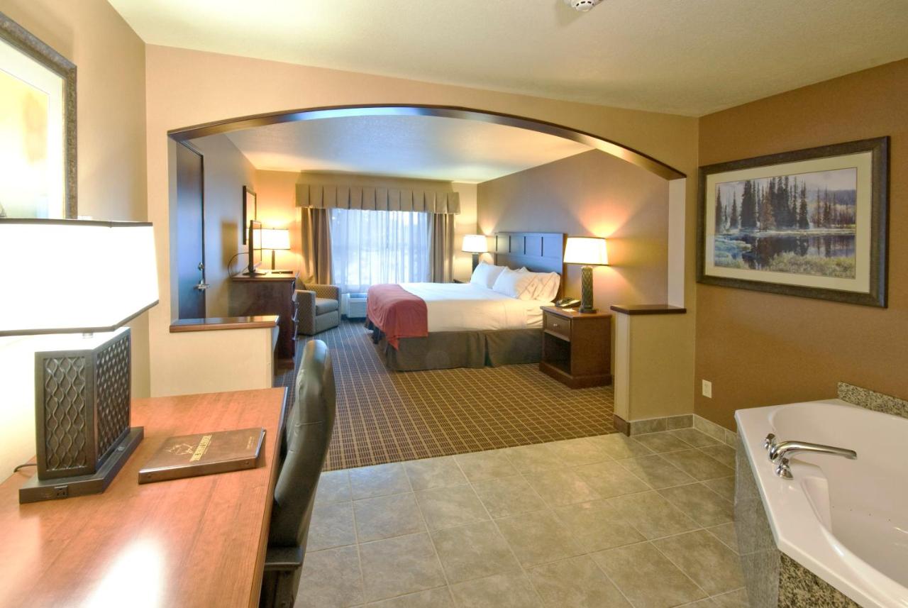 King Suite with Spa Bath at The Evergreen Hotel