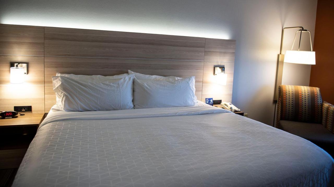 King Room at Holiday Inn Express & Suites Sedalia by IHG