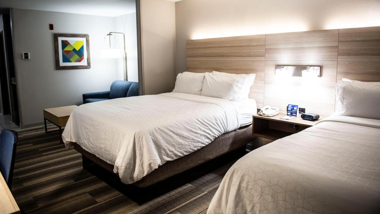 Queen Suite at Holiday Inn Express & Suites Sedalia by IHG