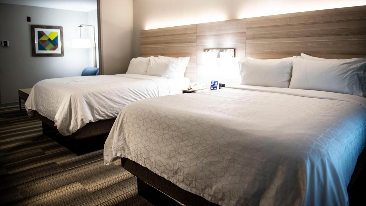 Queen Room with Two Queen Beds - Disability Access at Holiday Inn Express & Suites Sedalia by IHG