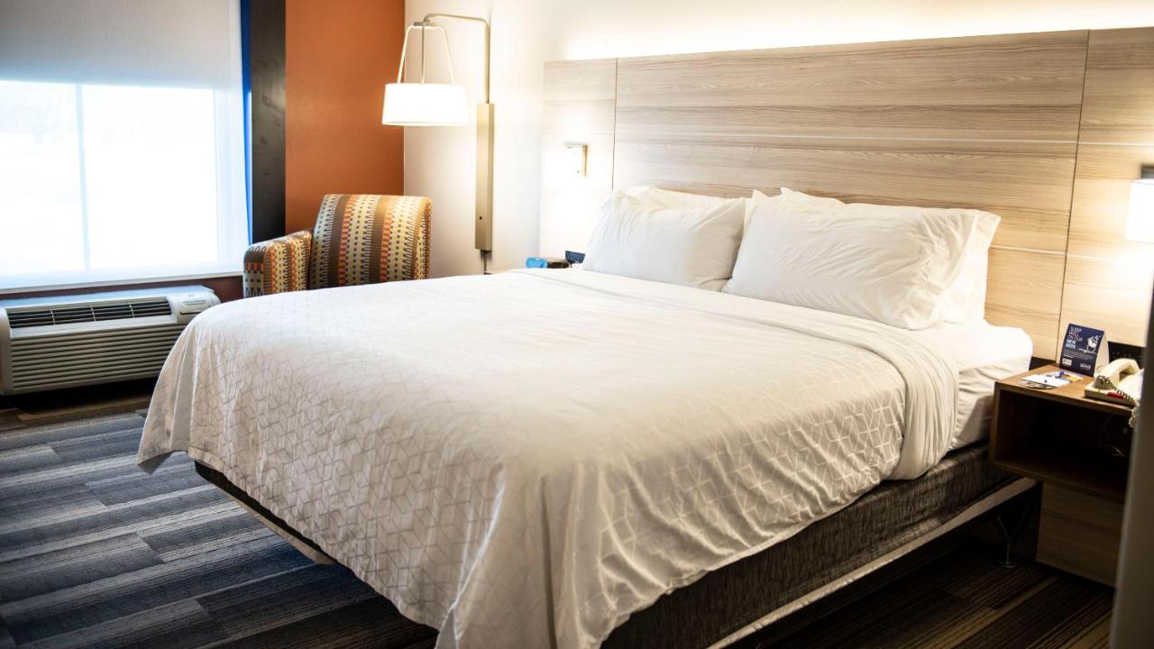 King Room at Holiday Inn Express & Suites Sedalia by IHG