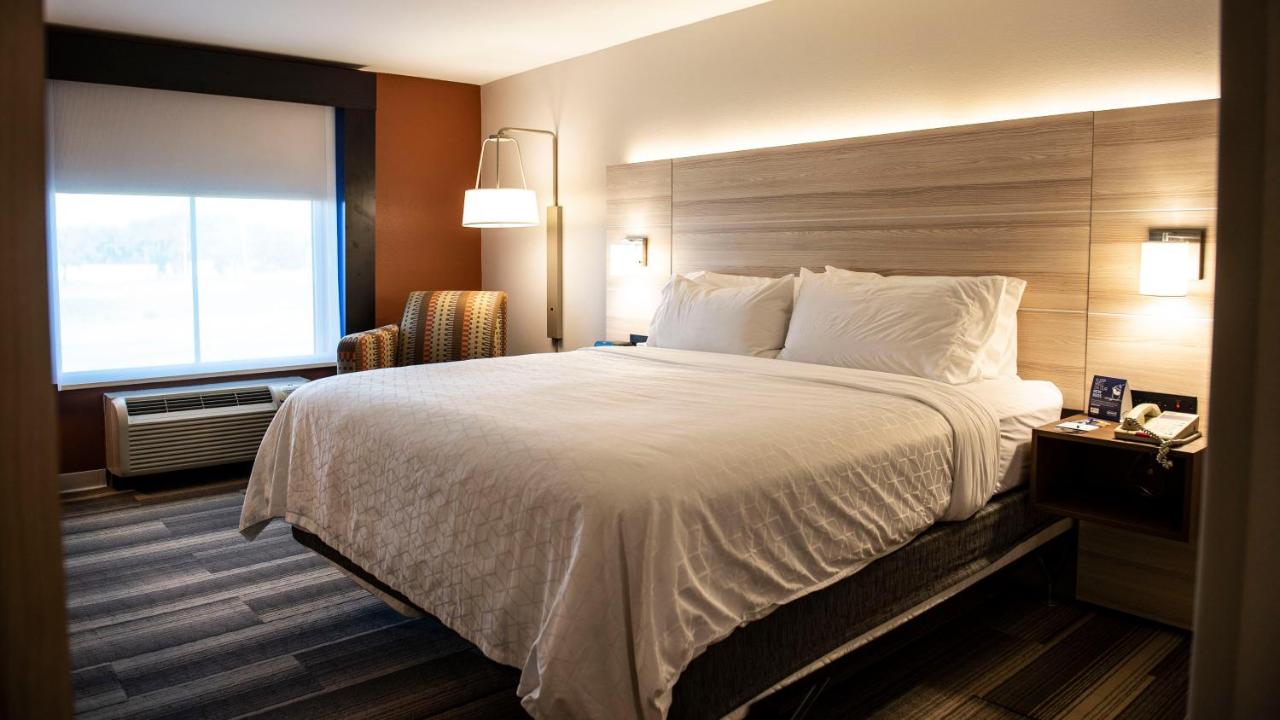 King Room at Holiday Inn Express & Suites Sedalia by IHG