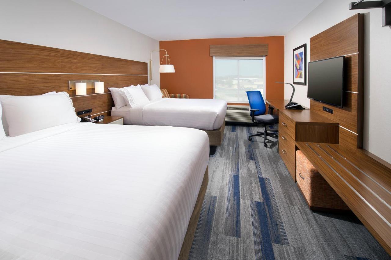 Queen Room with Two Queen Beds at Holiday Inn Express & Suites New Braunfels by IHG