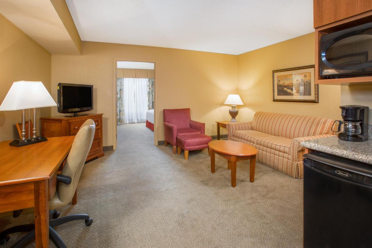 King Suite at Holiday Inn Express & Suites Bloomington by IHG
