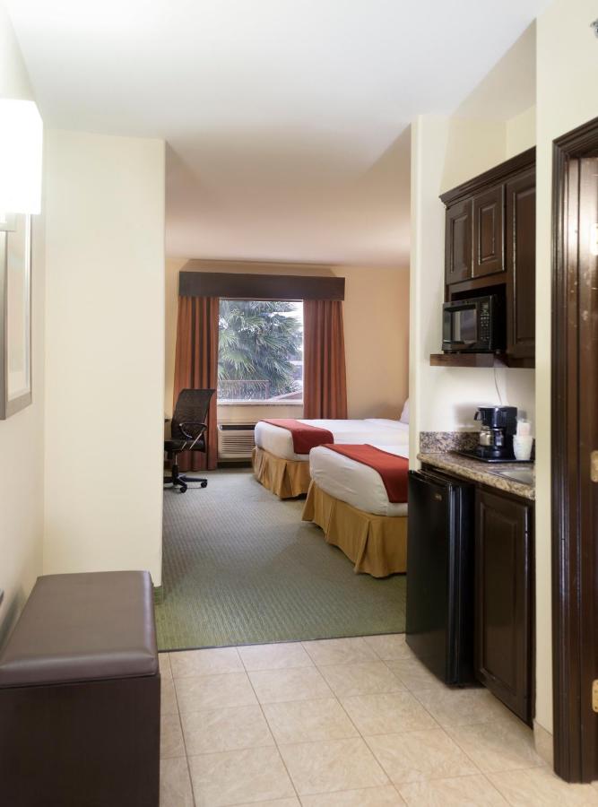Deluxe Twin Room - Mobility Access Tub at Holiday Inn Express Hotel & Suites Brownsville, an IHG Hotel