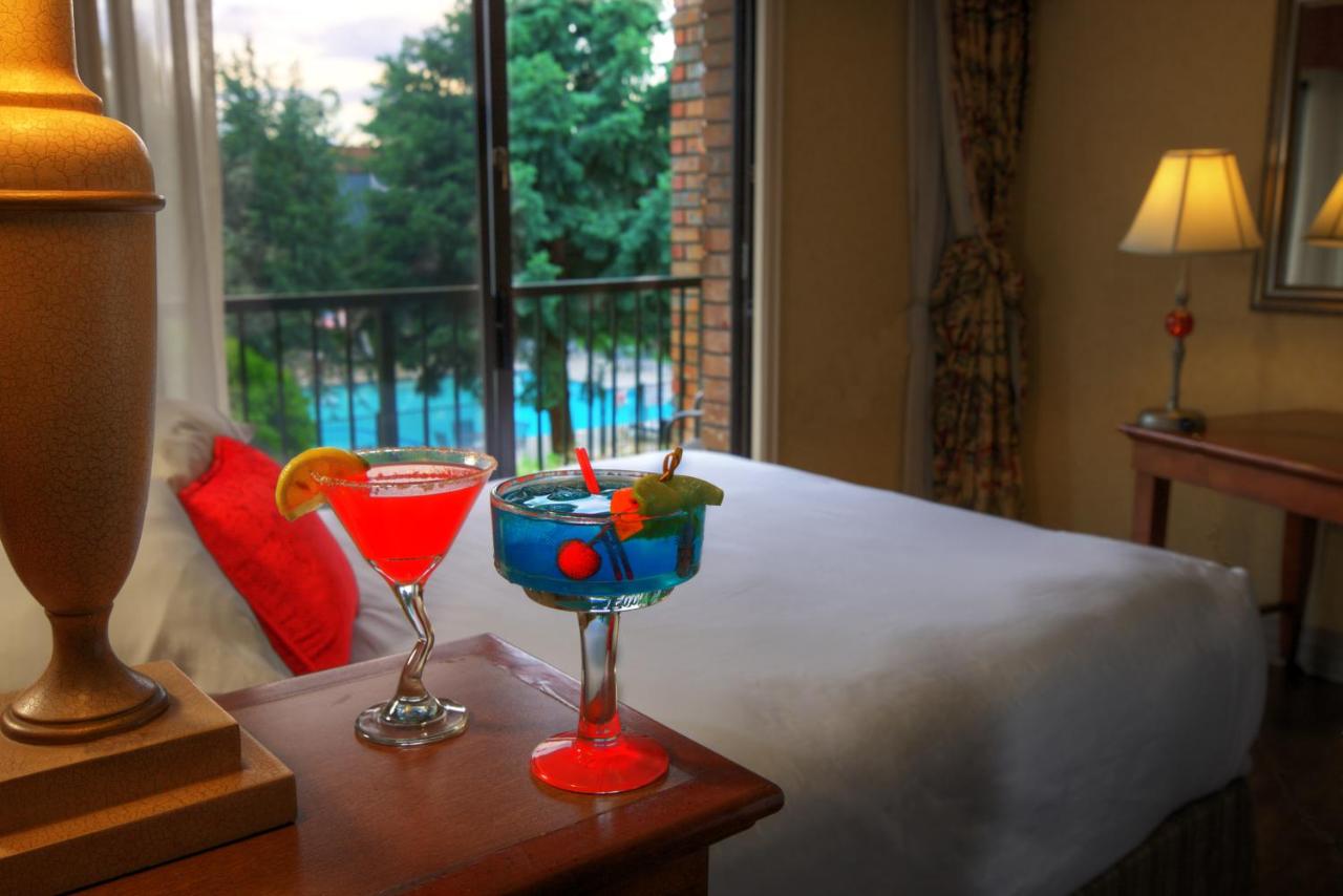 Queen Room with Two Queen Beds with Pool View at Red Lion Hotel Pasco Airport & Conference Center