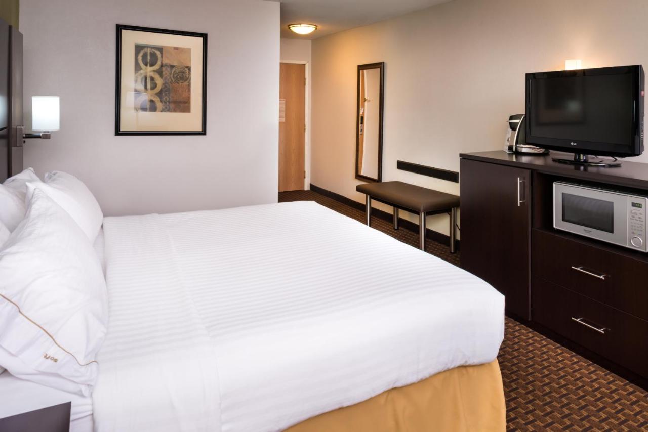 King Room at Holiday Inn Express & Suites Bucyrus by IHG