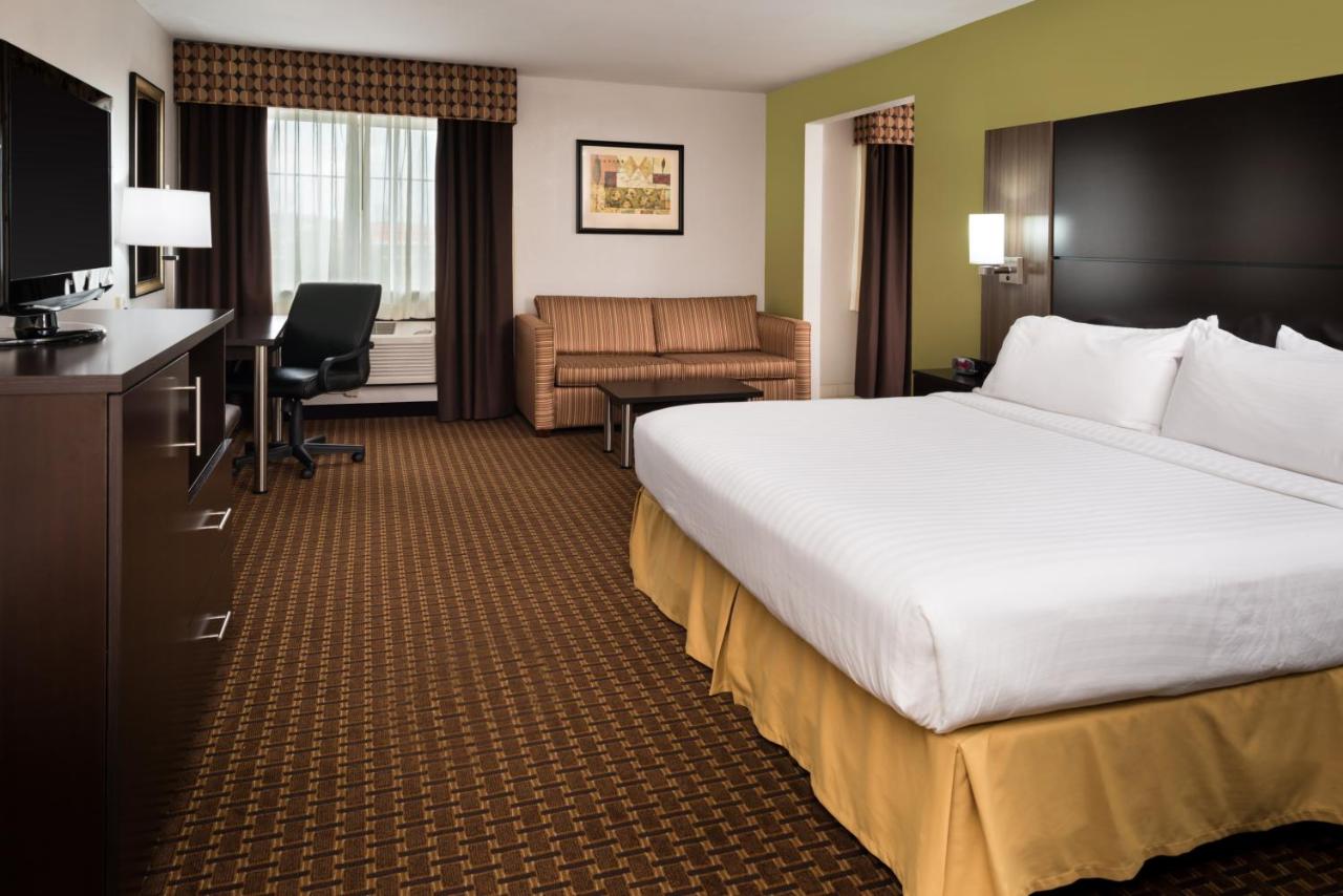 King Suite at Holiday Inn Express & Suites Bucyrus by IHG