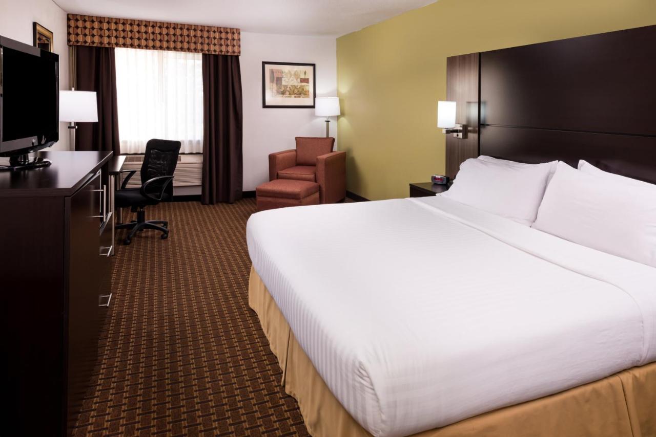 King Room - Disability Access at Holiday Inn Express & Suites Bucyrus by IHG