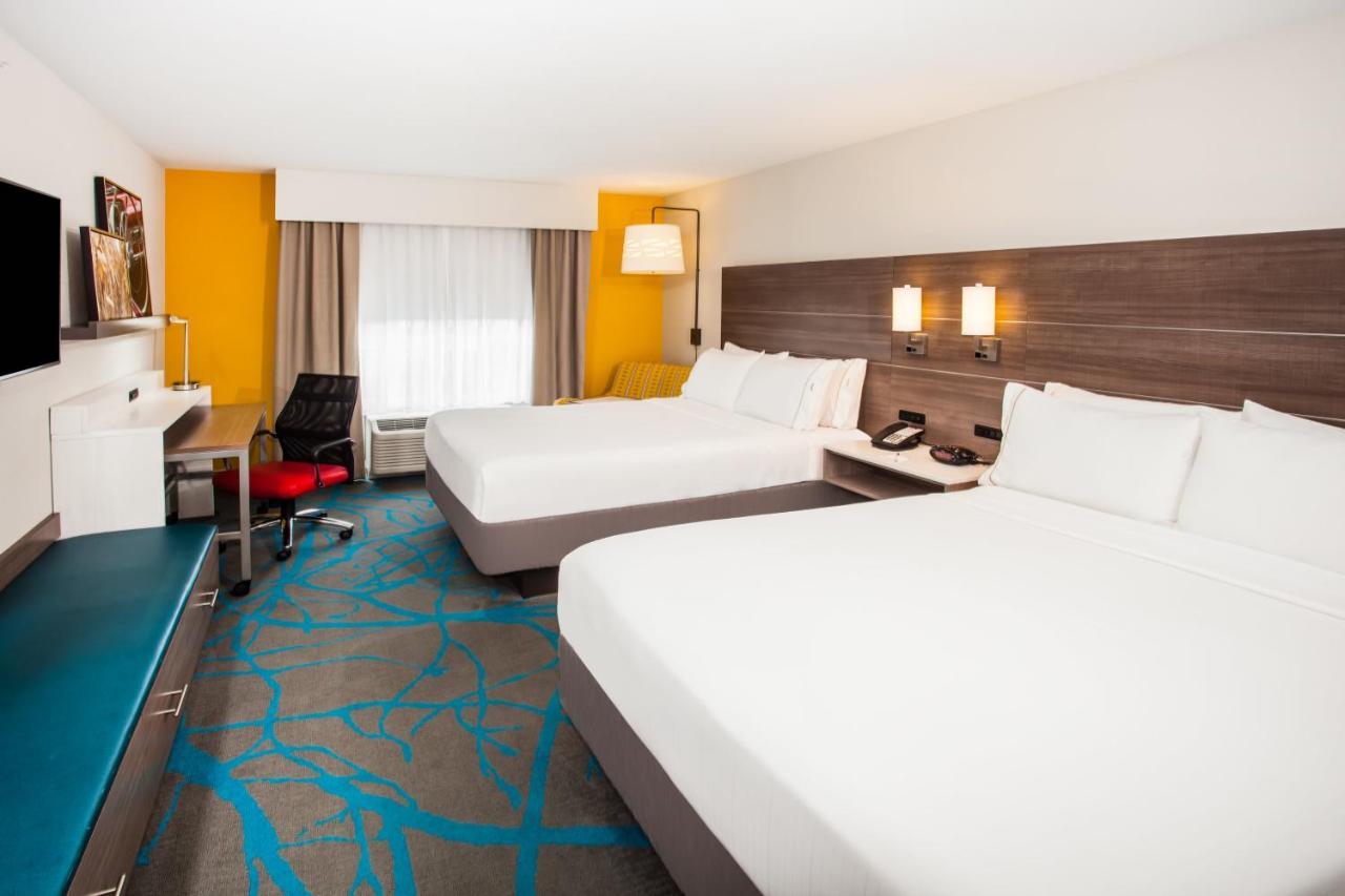 Queen Room with Two Queen Beds at Holiday Inn Express & Suites Litchfield West by IHG
