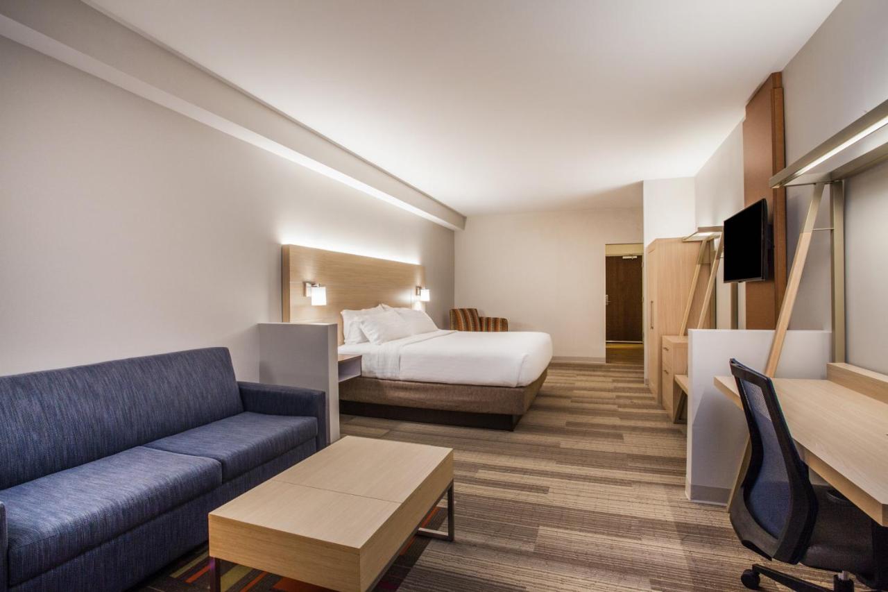 King Suite - Disability Access Tub/Non-Smoking at Holiday Inn Express & Suites Lexington Park-California by IHG