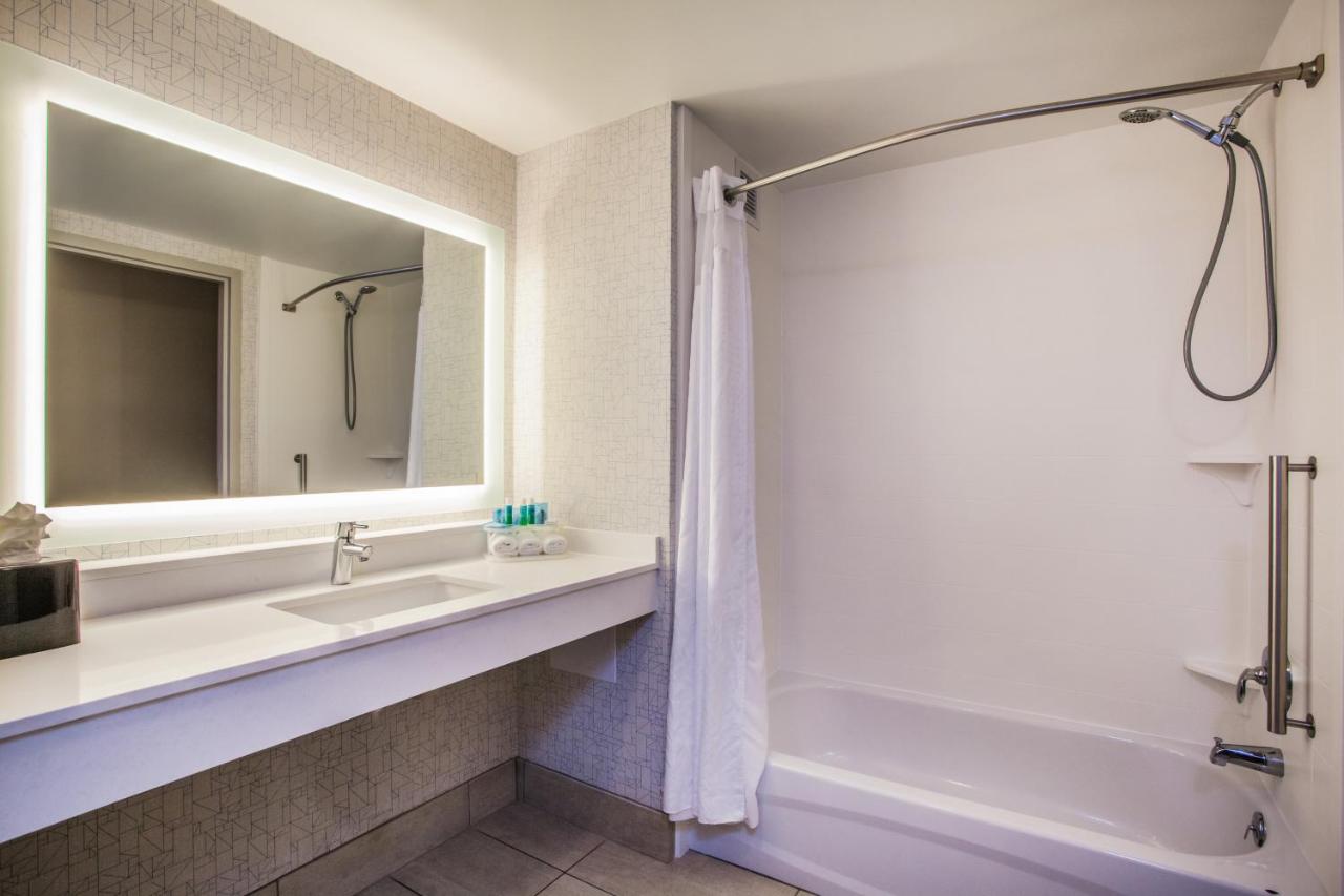 King Suite - Disability Access Tub/Non-Smoking at Holiday Inn Express & Suites Lexington Park-California by IHG
