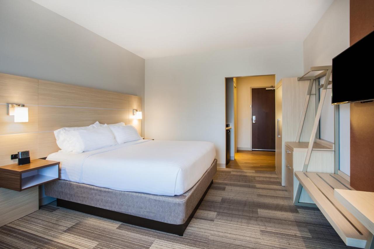 Executive King Room - Disability Access Roll in Shower/Non-Smoking at Holiday Inn Express & Suites Lexington Park-California by IHG