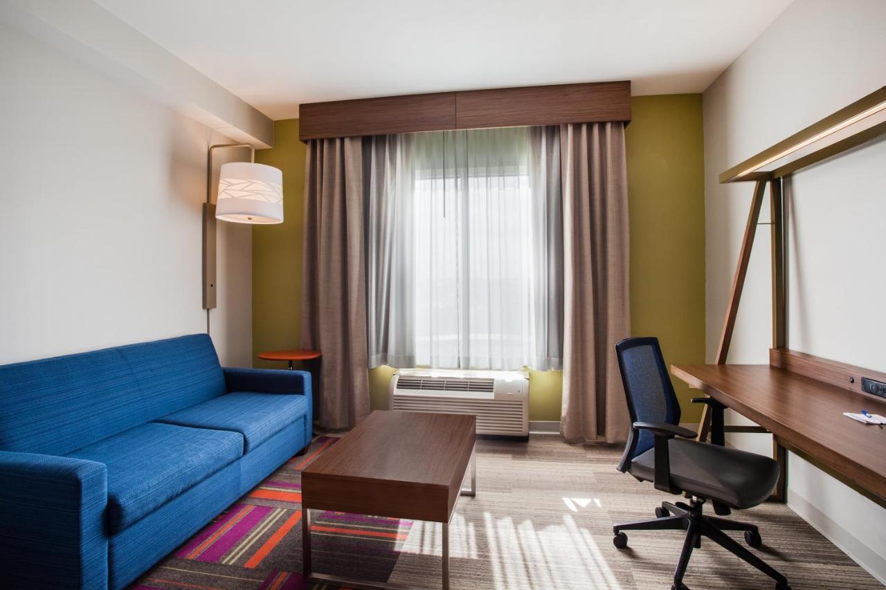 Queen Suite with Hearing Accessiblility - Non-Smoking at Holiday Inn Express & Suites Lexington Park-California by IHG