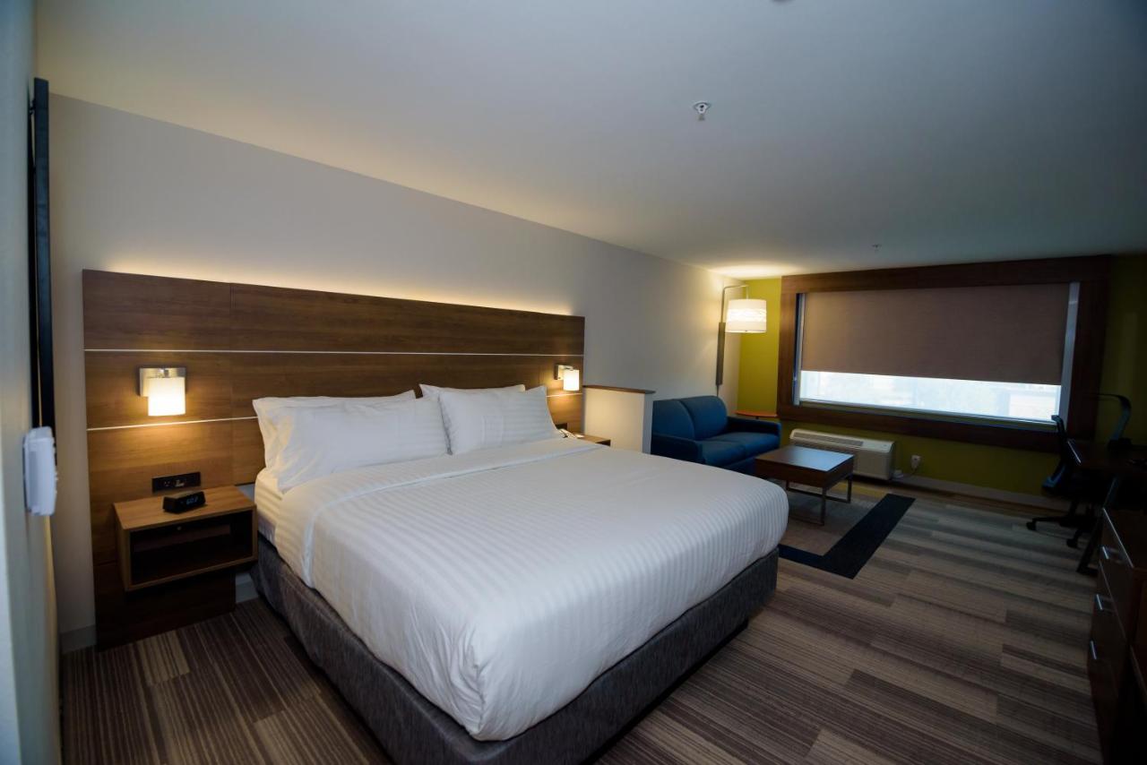 King Suite at Holiday Inn Express & Suites McKinney - Frisco East by IHG