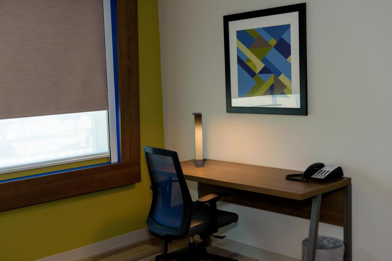 King Suite at Holiday Inn Express & Suites McKinney - Frisco East by IHG
