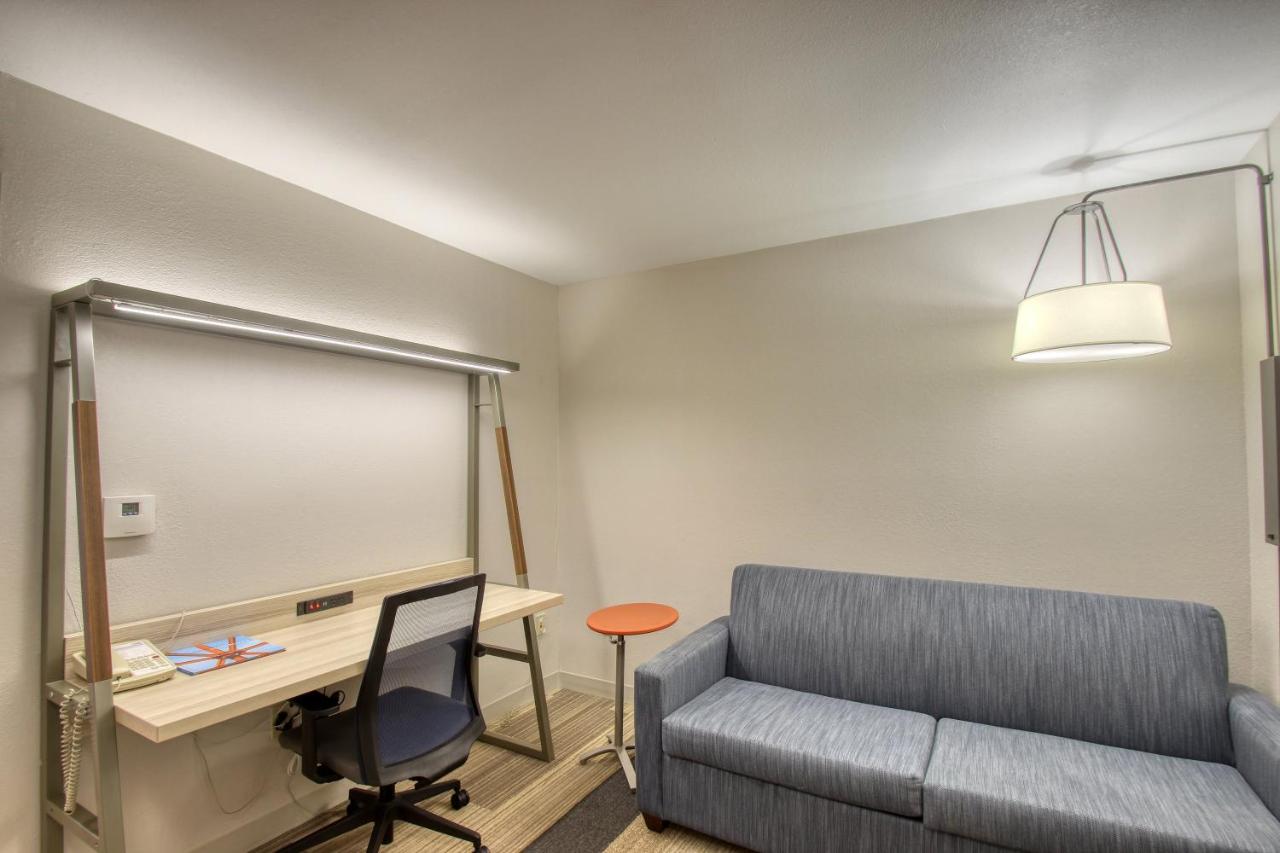 Executive King Suite at Holiday Inn Express Hotel & Suites Milwaukee Airport by IHG