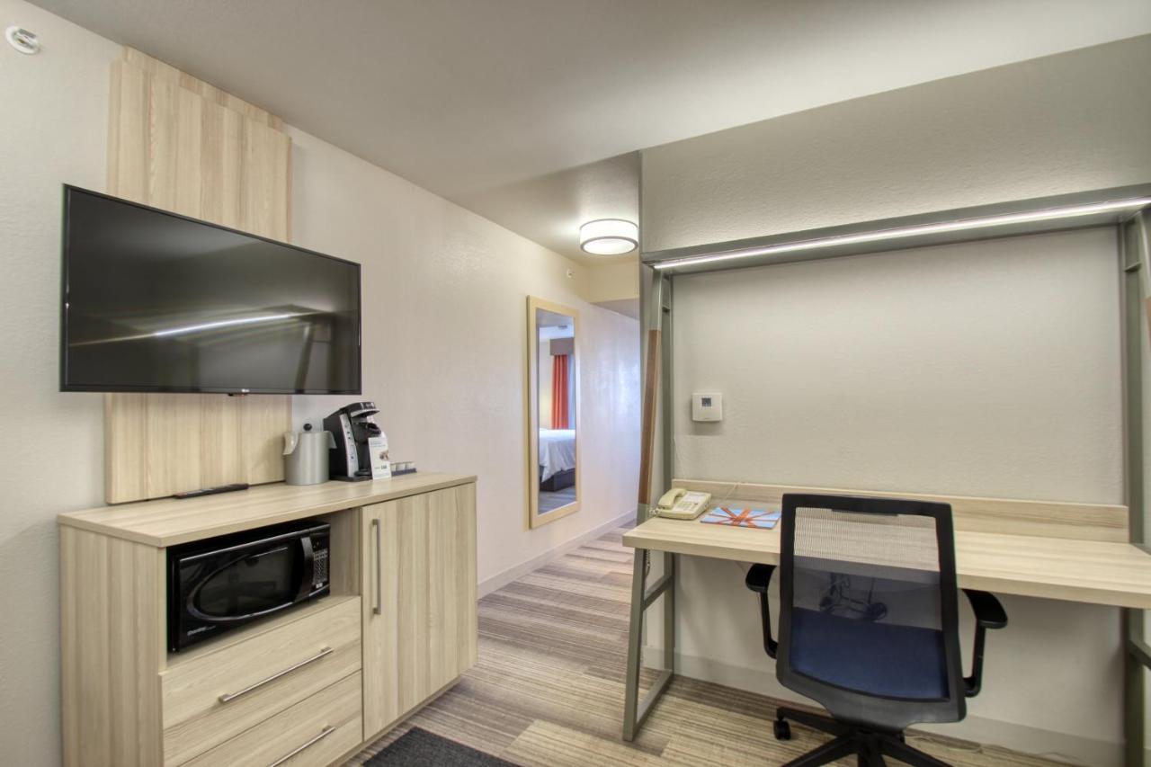 Executive King Suite at Holiday Inn Express Hotel & Suites Milwaukee Airport by IHG