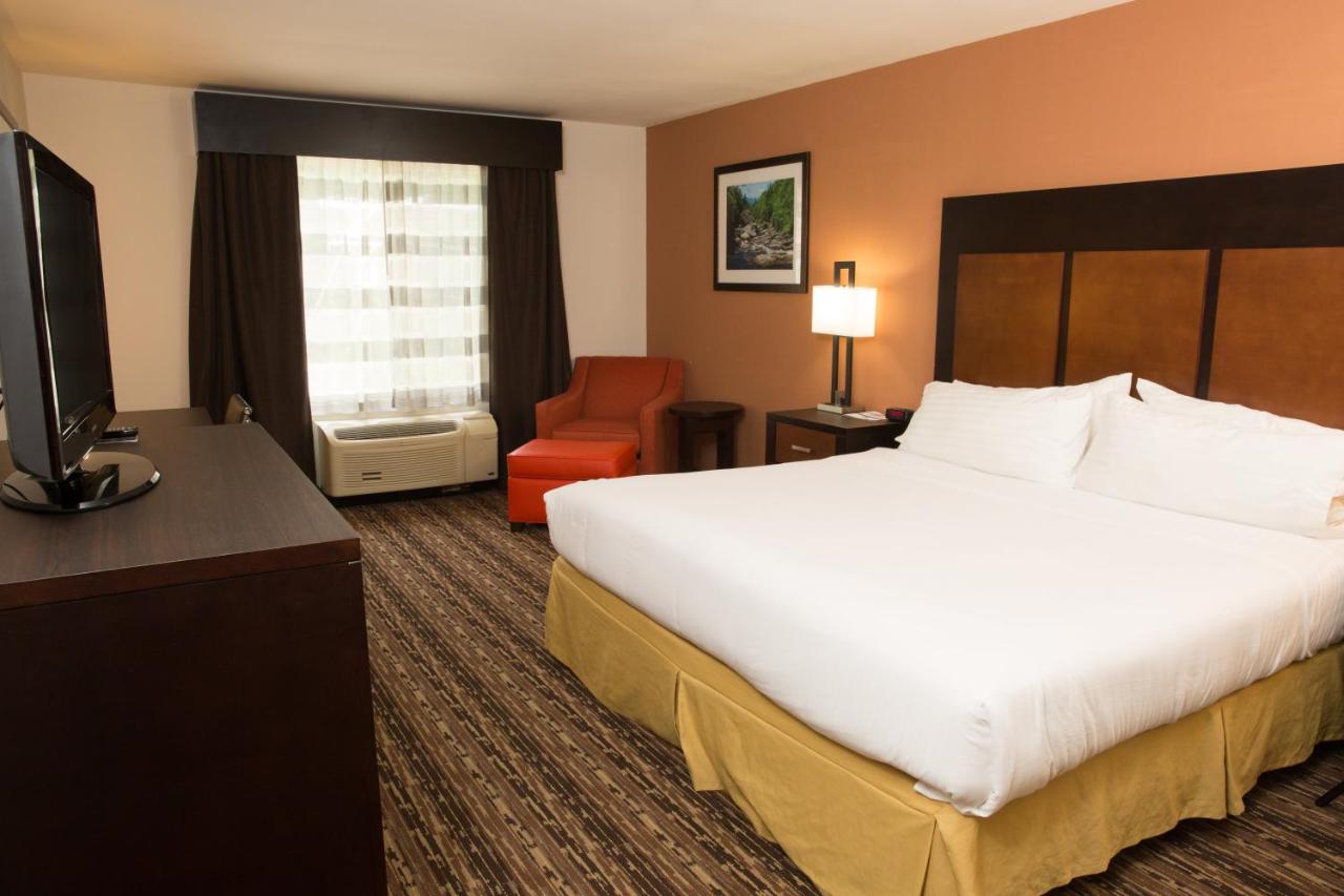 King Room - Non-Smoking at Holiday Inn Express Hotel & Suites Cherokee / Casino by IHG