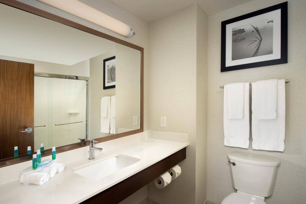 Queen Room with Two Queen Beds at Holiday Inn Express & Suites Bay City by IHG