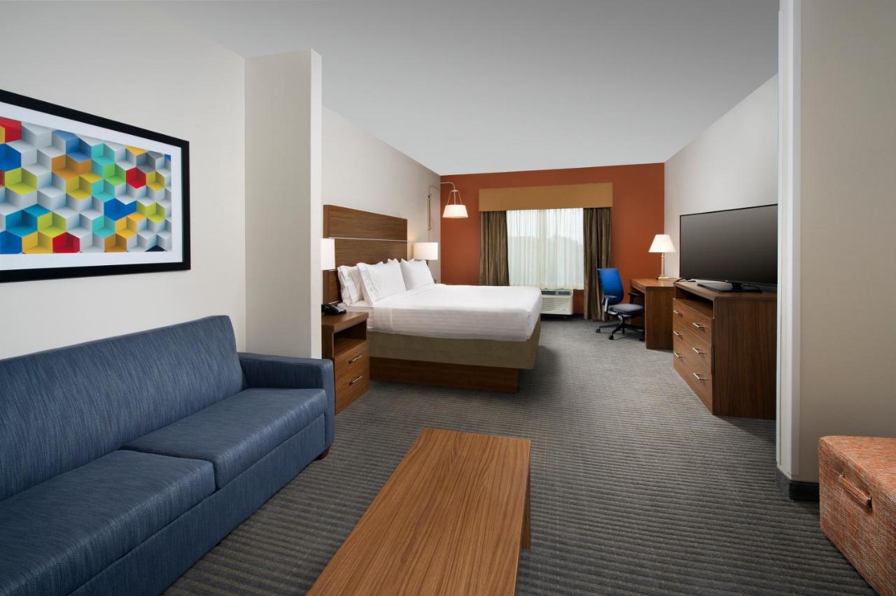 King Suite at Holiday Inn Express & Suites Bay City by IHG