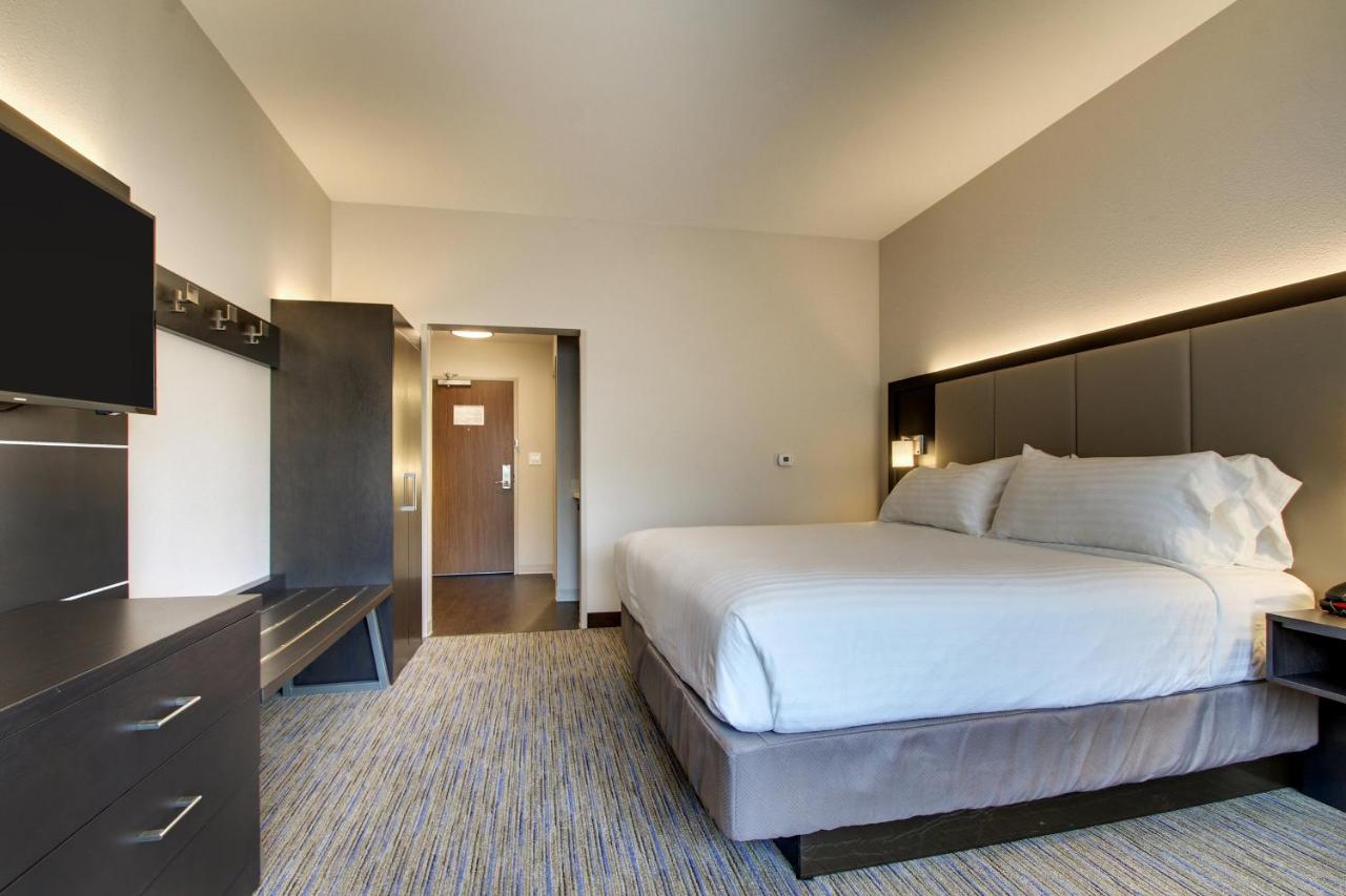 King Room - Mobility Access Tub - Non-Smoking at Holiday Inn Express & Suites Summerville by IHG
