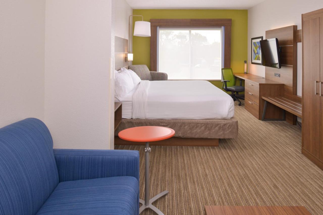 Queen Suite - with Bath Tub - Disability Access/Non-Smoking at Holiday Inn Express & Suites Chattanooga (East Ridge) by IHG