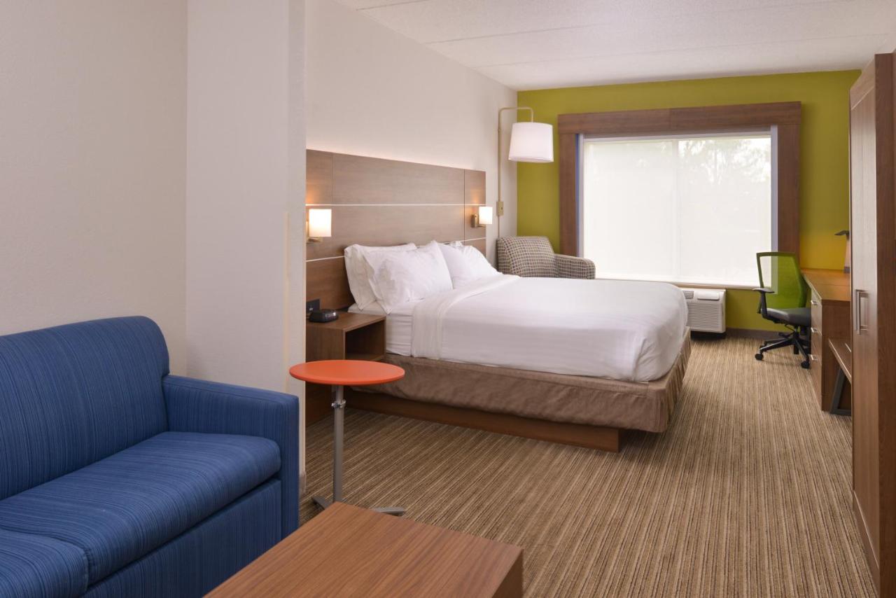 Queen Suite - with Bath Tub - Disability Access/Non-Smoking at Holiday Inn Express & Suites Chattanooga (East Ridge) by IHG