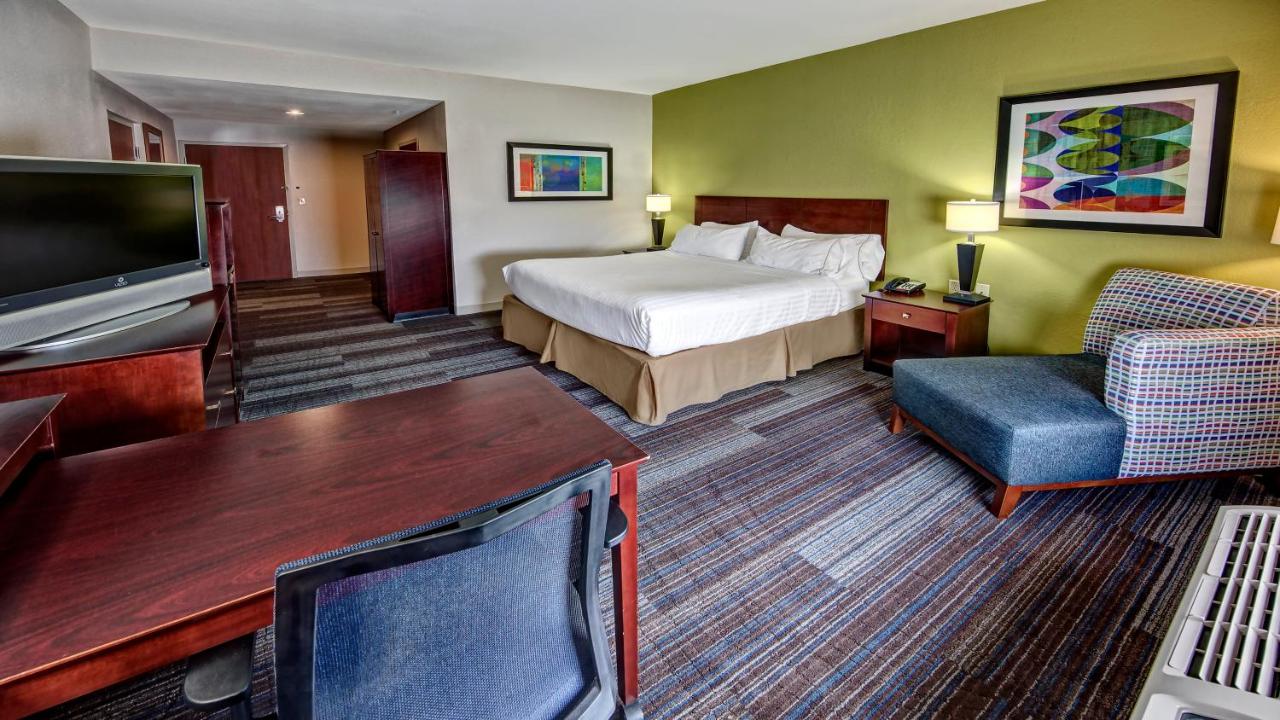 King Suite at Holiday Inn Express Hotel & Suites Cookeville by IHG