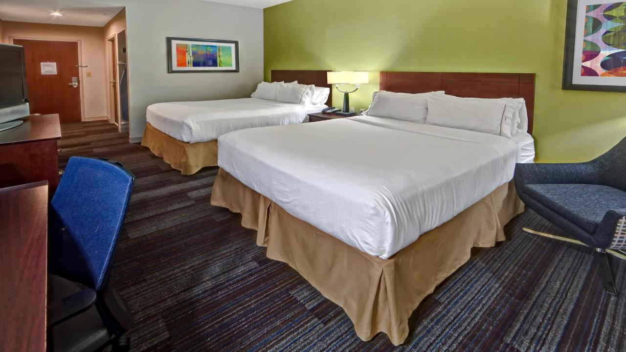 Queen Room with Two Queen Beds at Holiday Inn Express Hotel & Suites Cookeville by IHG
