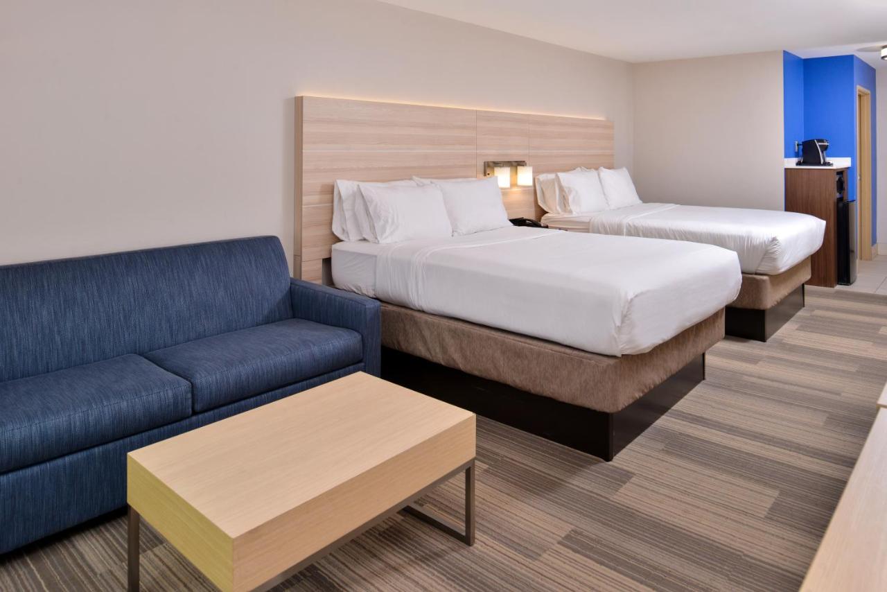 Queen Suite with Two Queen Beds at Holiday Inn Express & Suites Cincinnati - Mason by IHG