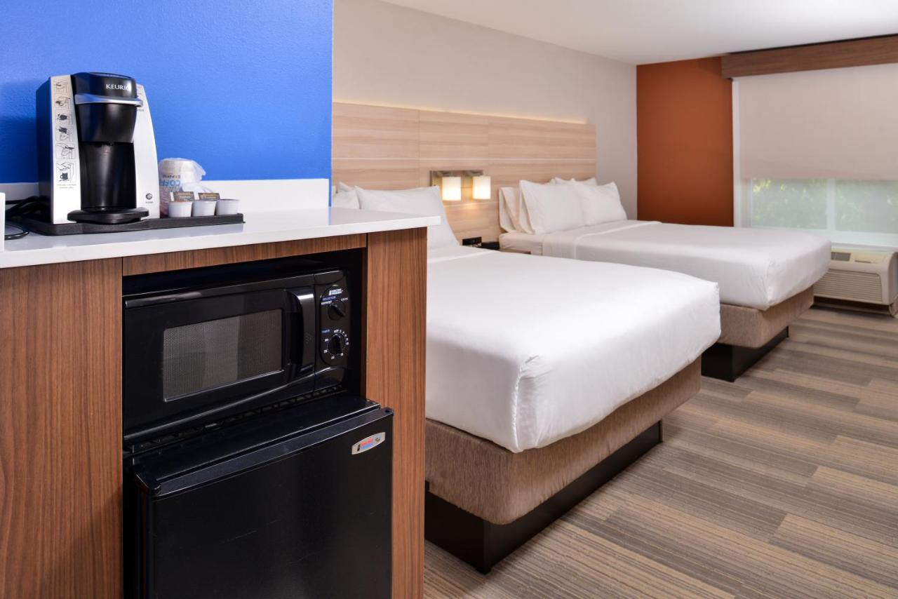 Queen Room with Two Queen Beds at Holiday Inn Express & Suites Cincinnati - Mason by IHG