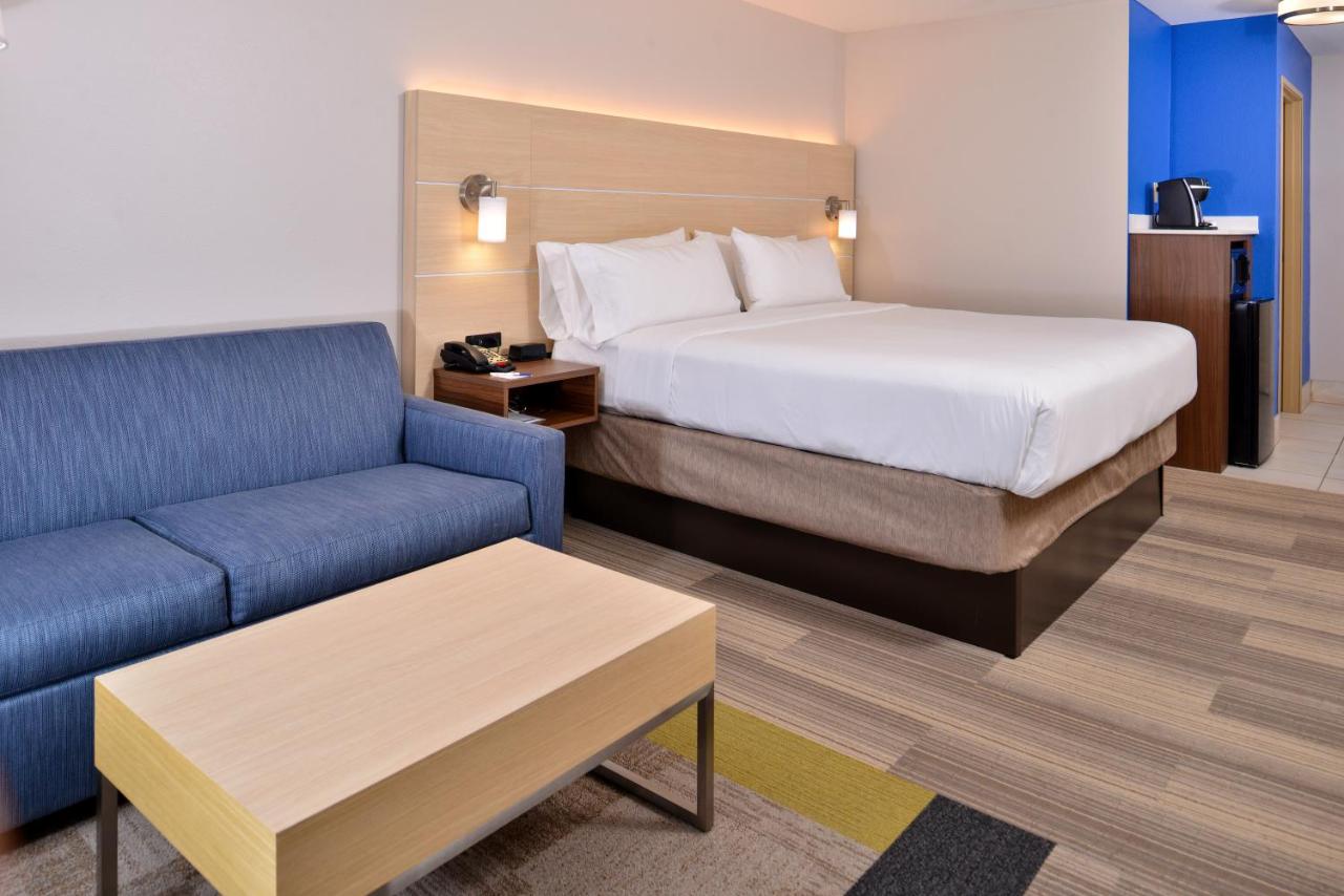 King Room at Holiday Inn Express & Suites Cincinnati - Mason by IHG