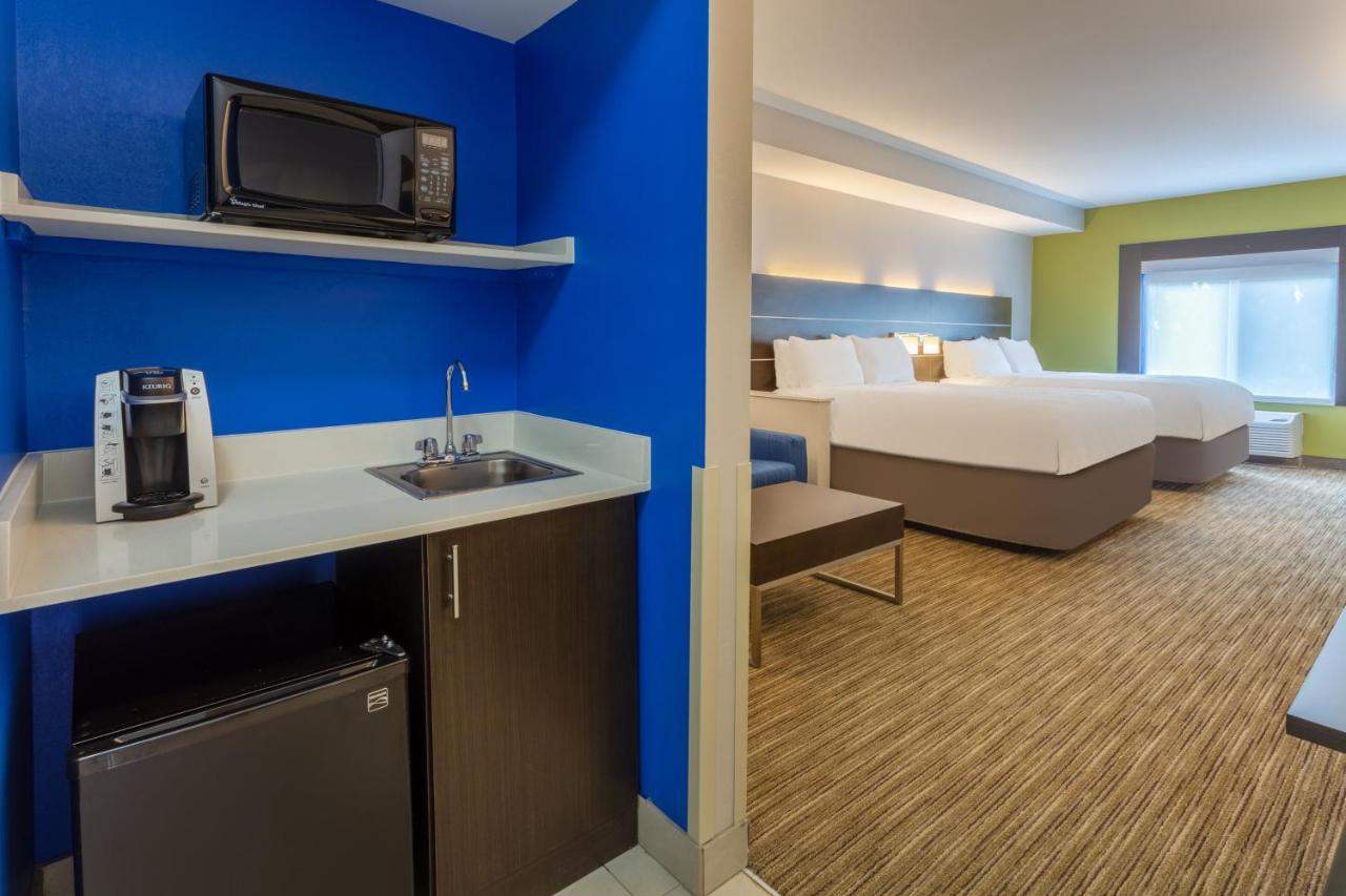 Queen Suite with Two Queen Beds at Holiday Inn Express Hotel & Suites Charlotte Arrowood by IHG